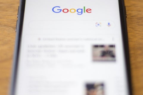 Google en la pantalla de un celular Iphone de Apple
