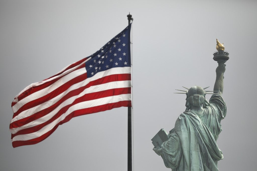 La Estatua de la Libertad y la bandera de los Estados Unidos