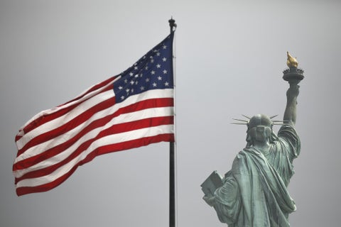 La Estatua de la Libertad y la bandera de los Estados Unidos