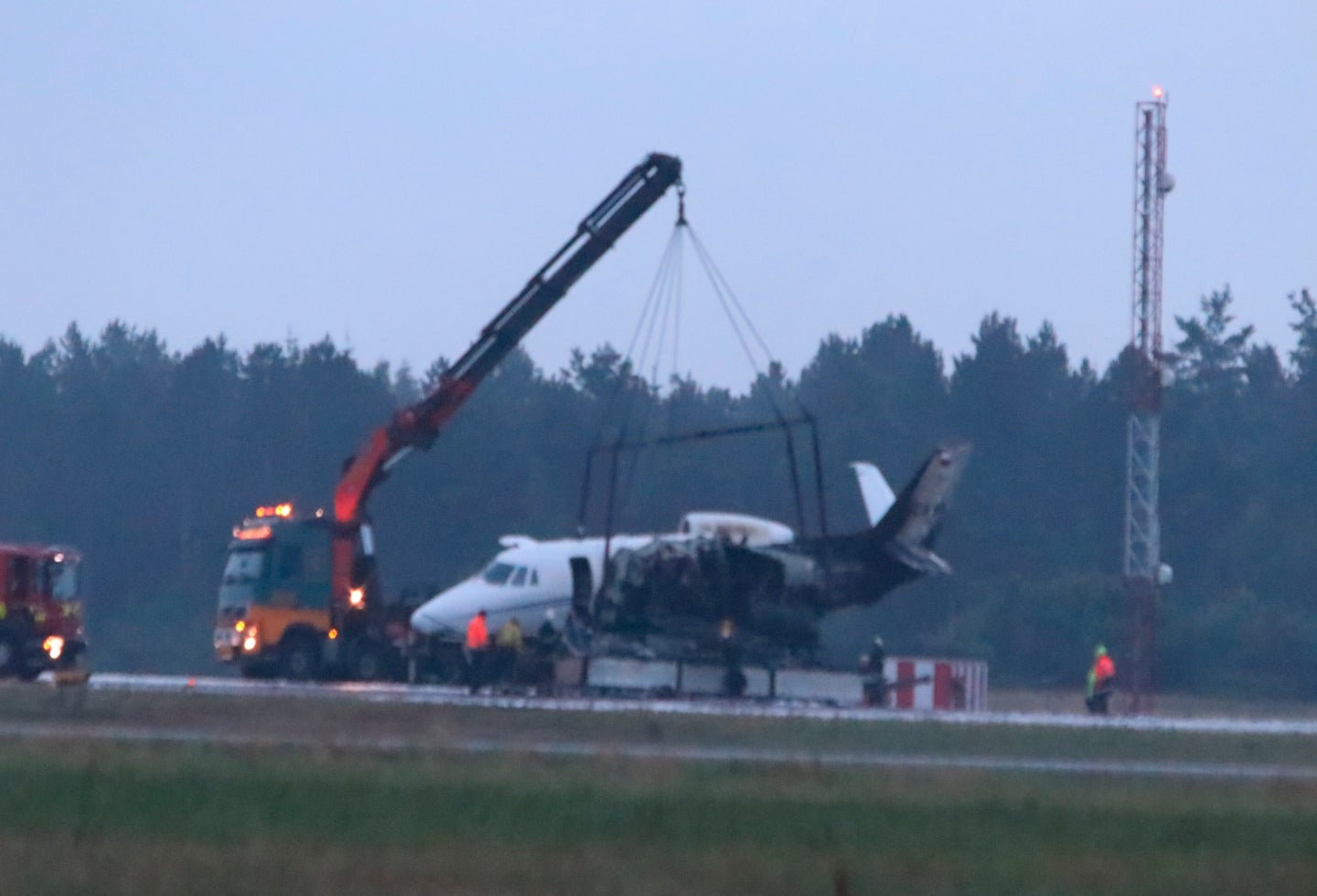 Avión del equipo de Pink se incendia
