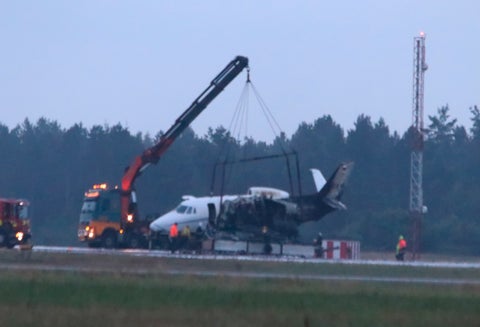 Avión del equipo de Pink se incendia