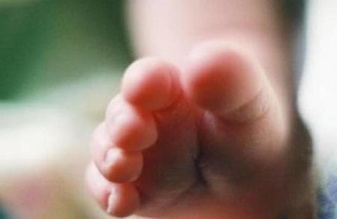 El niño jugaba en la parte trasera del vehículo.