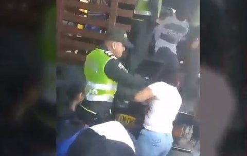 Agresión de policía a una mujer durante un desalojo, en Cúcuta