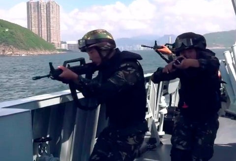 Video del Ejército chino amenazando a manifestantes de Hong Kong