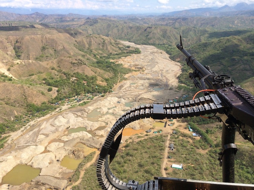 El Ejército Nacional sobrevolando una zona de minería ilegal en el Cauca