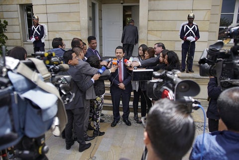 Miguel Ceballos, alto comisionado de paz, ante la prensa
