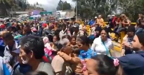 Venezolanos en la frontera entre Colombia y Ecuador