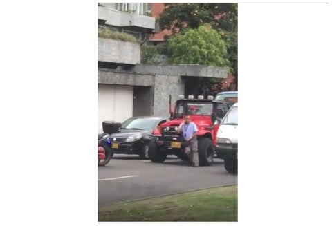 Un conductor salvaje en Bogotá le pasó su carro por encima a un conductor del SITP.