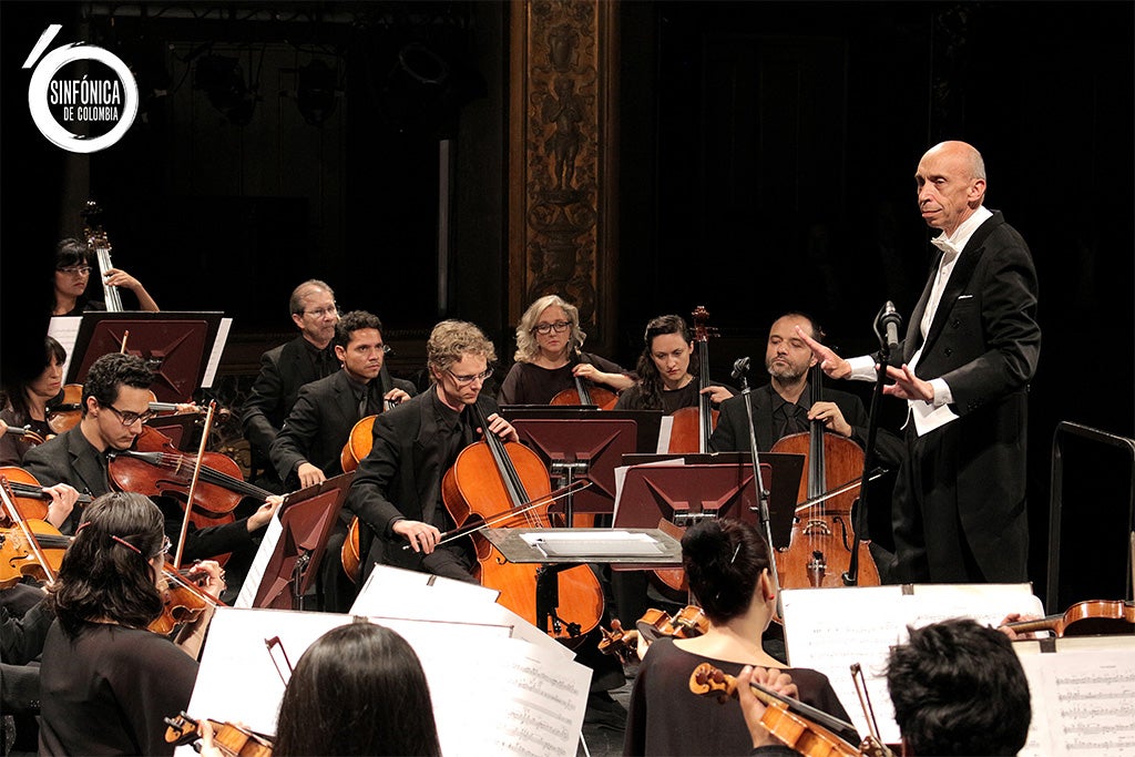 El maestro Eduardo Carrizosa dirige a la Sinfónica de Colombia