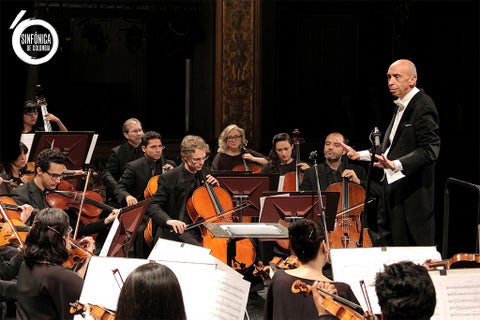 El maestro Eduardo Carrizosa dirige a la Sinfónica de Colombia