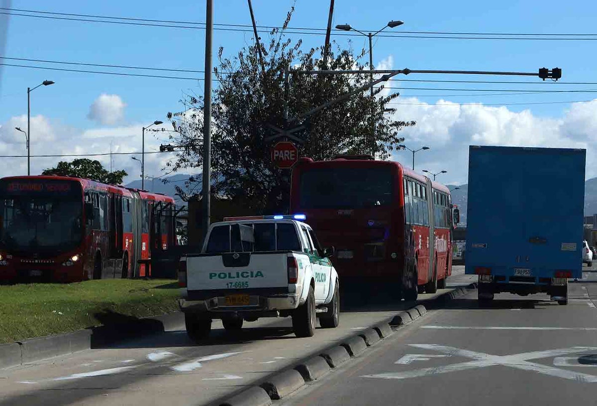 Gente que maneja por vías de uso exclusivo de Transmilenio sería multada