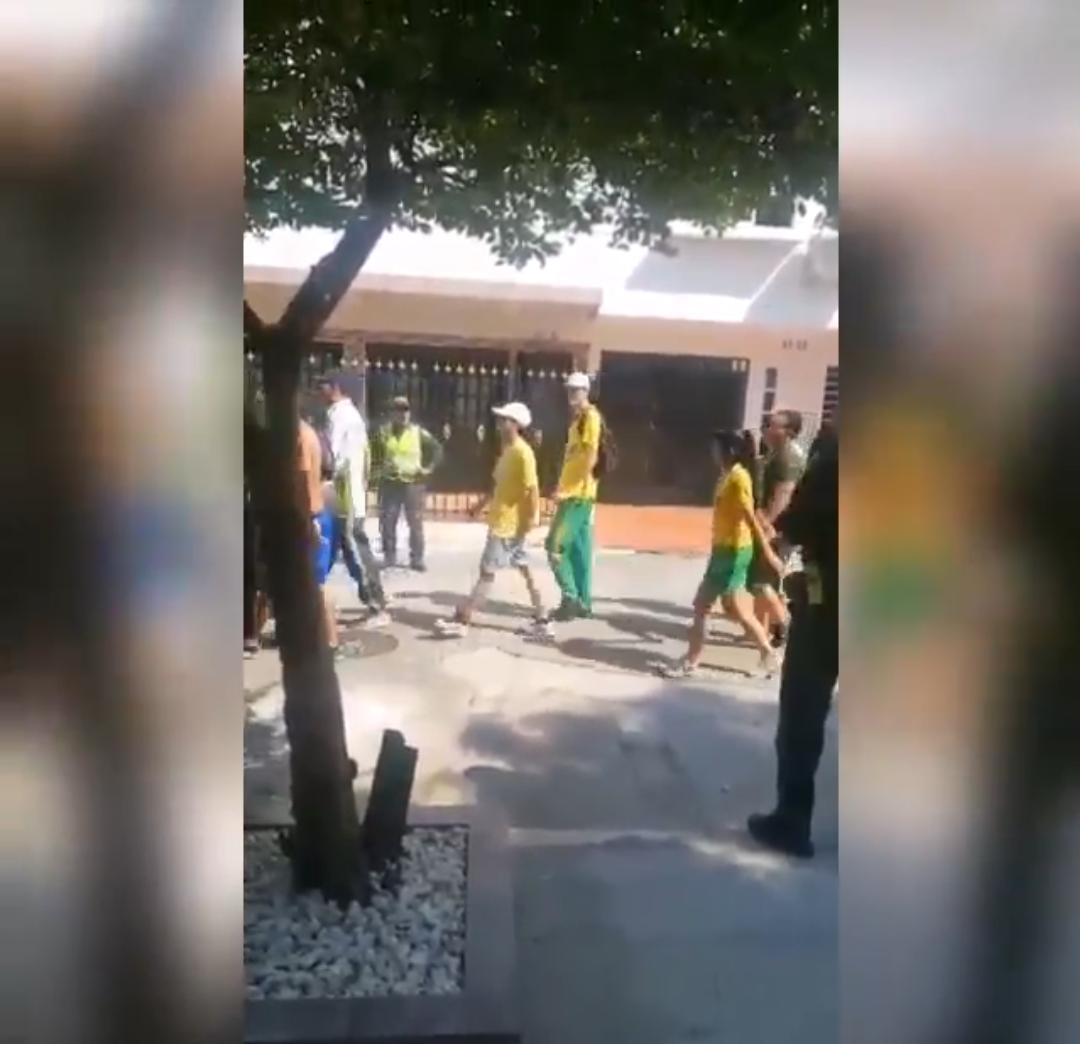 Un total de 30 personas fueron detenidas luego de causar daños a vehículos y viviendas.