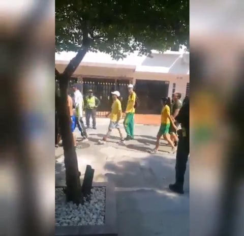 Un total de 30 personas fueron detenidas luego de causar daños a vehículos y viviendas.