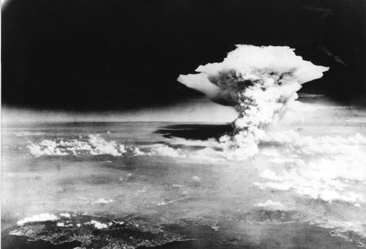 Esta fotografía impresa tomada el 6 de agosto de 1945 por el Ejército de los EE. UU. Y publicada desde el Museo Memorial de la Paz de Hiroshima muestra una nube de hongo de la bomba atómica lanzada por el bombardero B-29 Enola Gay sobre la ciudad de Hiroshima.