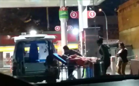Ambulancia tanqueando combustible en Bogotá
