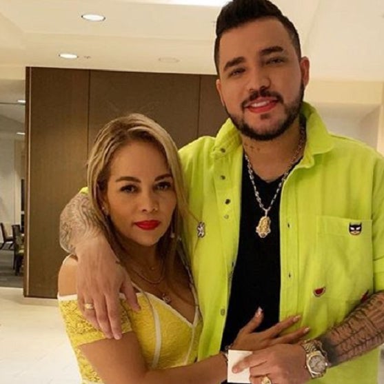 Sandra Barrios y Jessi Uribe siguen casados por culpa del cantante