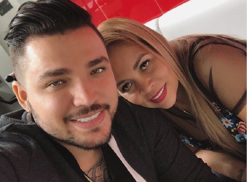 Jessi Uribe y esposa
