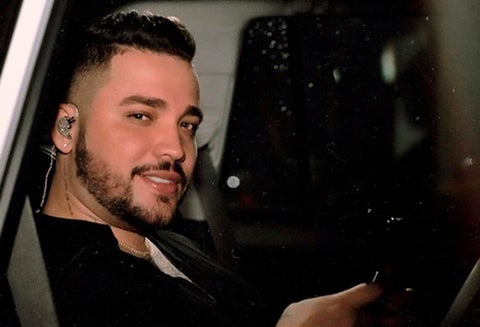 El cantante compartió una foto en un lujosa camioneta y se robó los halagos de sus seguidores