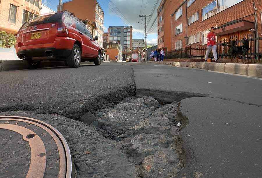 Fuertes trancones produce este agujero víal según vecinos de este barrio