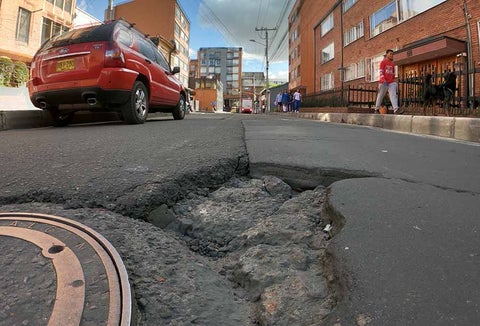 Fuertes trancones produce este agujero víal según vecinos de este barrio