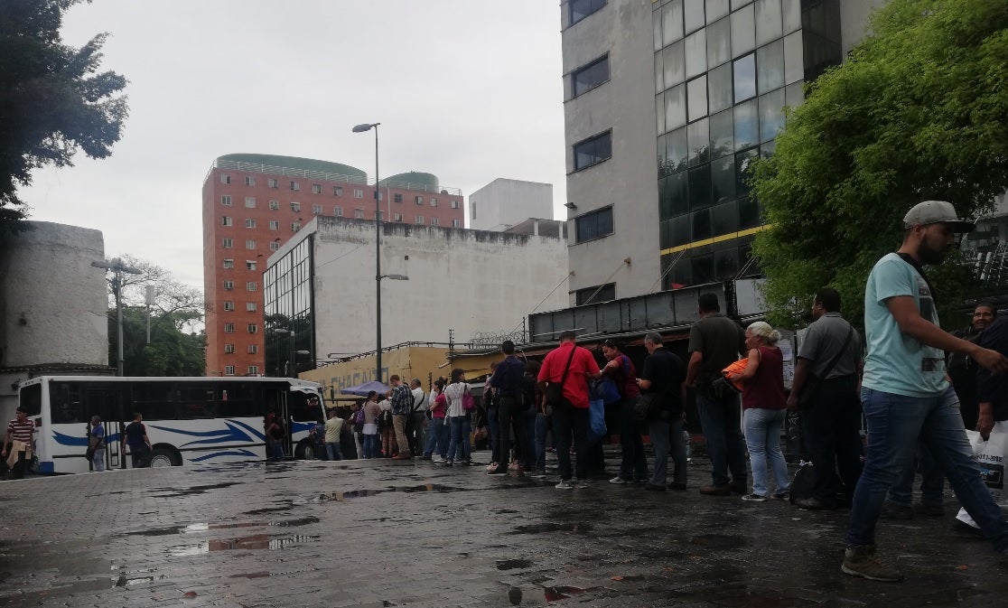 Largas filas para abordar autobuses en Caracas