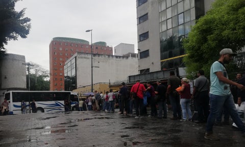 Largas filas para abordar autobuses en Caracas