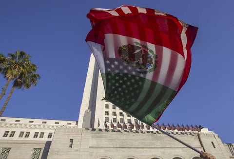 Banderas de México y Estados Unidos.