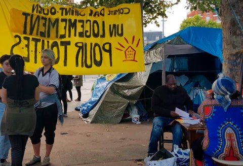 Migrantes, entre ellos colombianos, viviendo en las calles de Francia