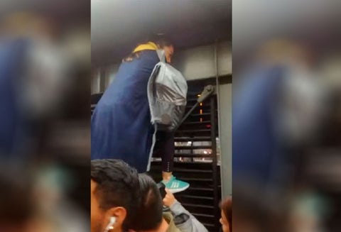 Mujer araña en estación de Transmilenio