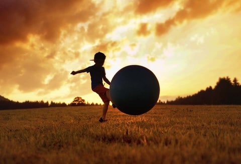 Niño jugando fútbol.