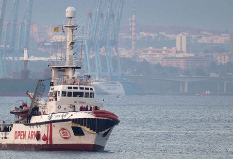 El buque humanitario "Open Arms" puede entrar en aguas territoriales de Italia