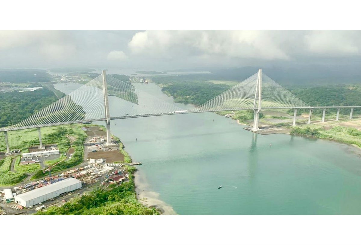 Puente largo sobre el Canal de Panamá