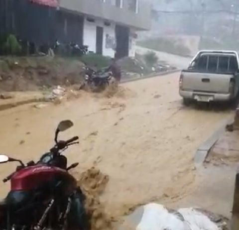 Una mujer resultó lesionada al caerle un muro encima.