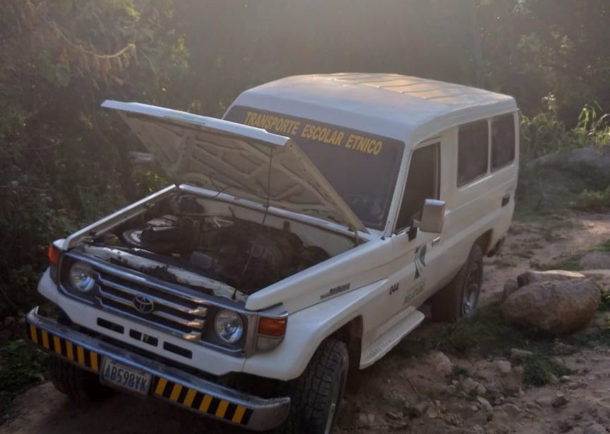 Delincuentes dejaron abandonado el vehículo por no poder manejarlo, 15 estudiantes fueron amordazados