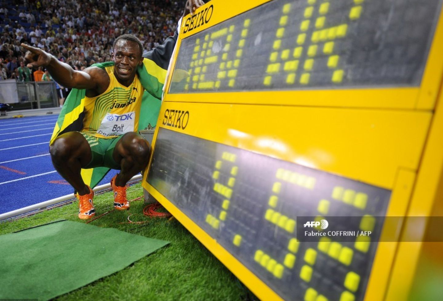 El rey del esprint así fue llamado a posar junto al panel de los tiempos. "NEW WR 9.58".