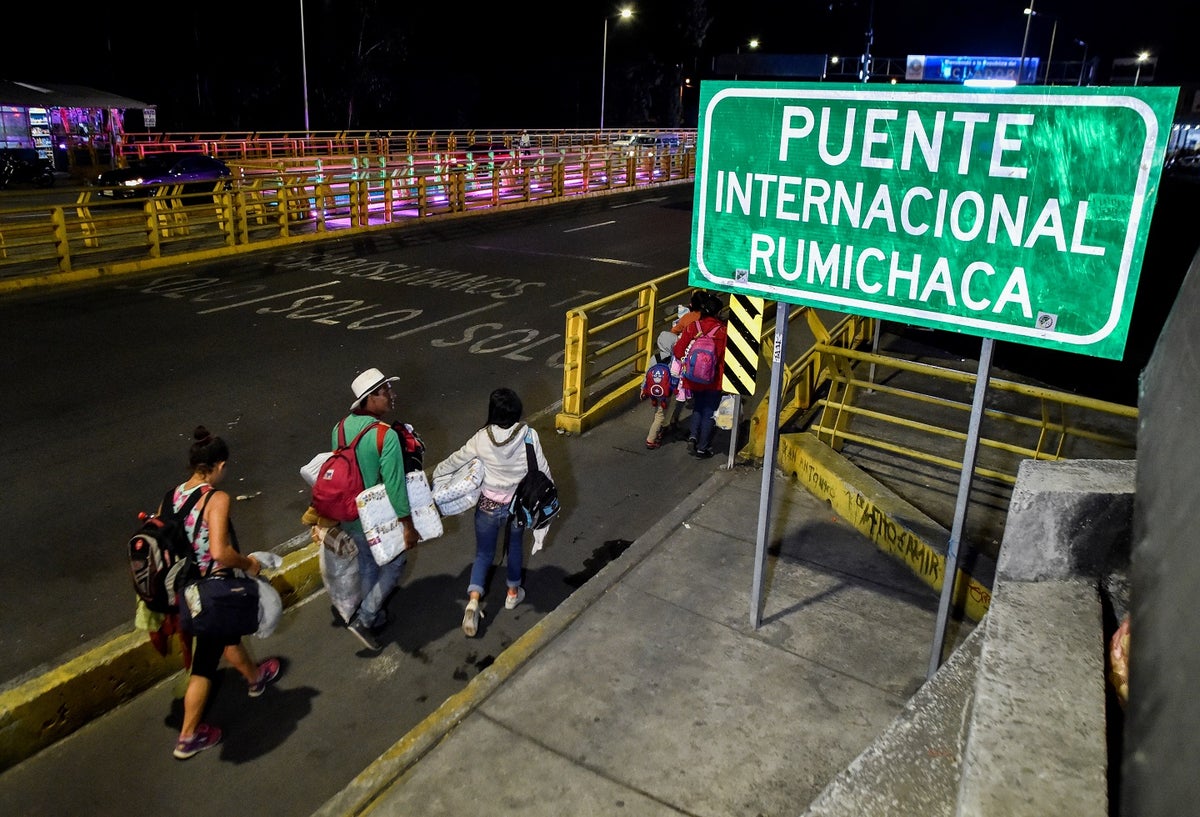 Venezolanos en el puente internacional de Rumichaca
