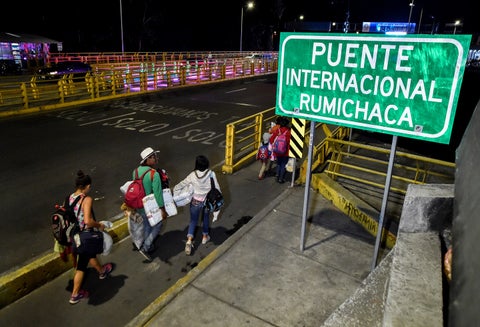 Venezolanos en el puente internacional de Rumichaca