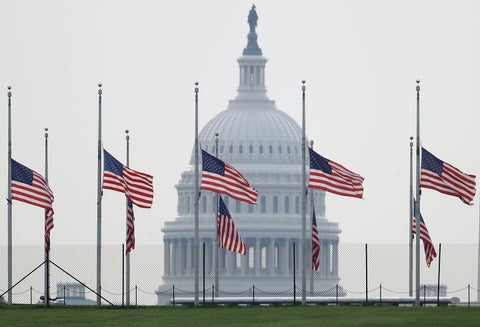Banderas a media asta en Washington, capital estadounidense