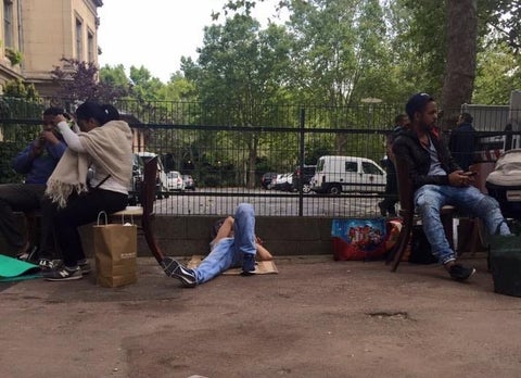 Colombianos desalojados del lugar donde vivían, en París.