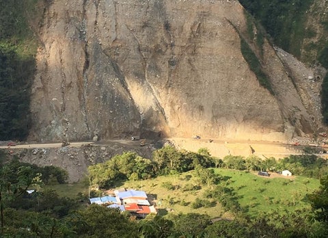 Vía al Llano en le kilómetro 58, donde ocurrieron varios derrumbes.