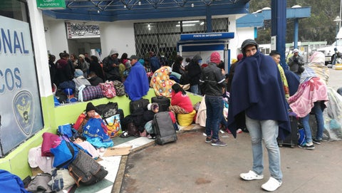 Migrantes venezolanos llegan al Puente Internacional de Rumichaca.