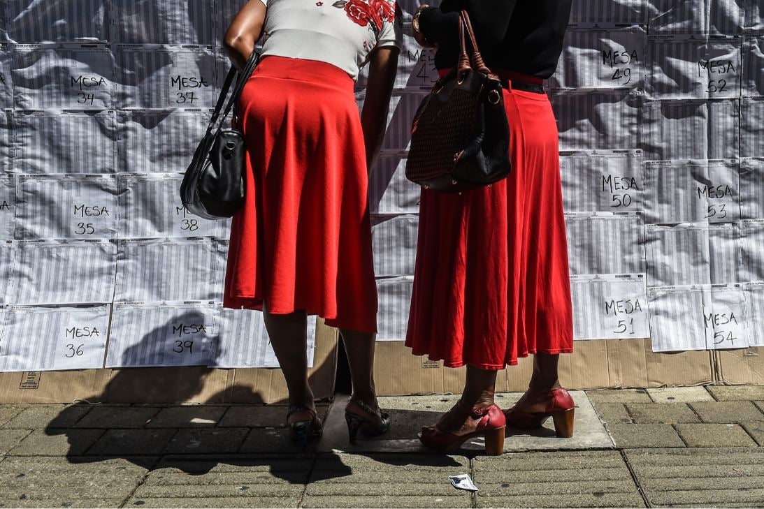 Mujeres participando en las elecciones de Colombia.