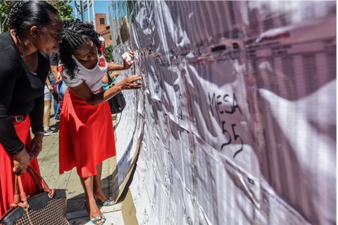 Mujeres participando durante las elecciones en Colombia.