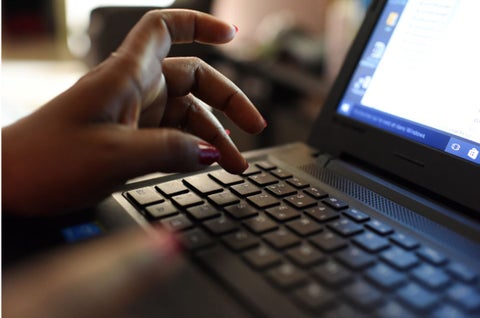 Internet, manejo de páginas web y redes sociales.