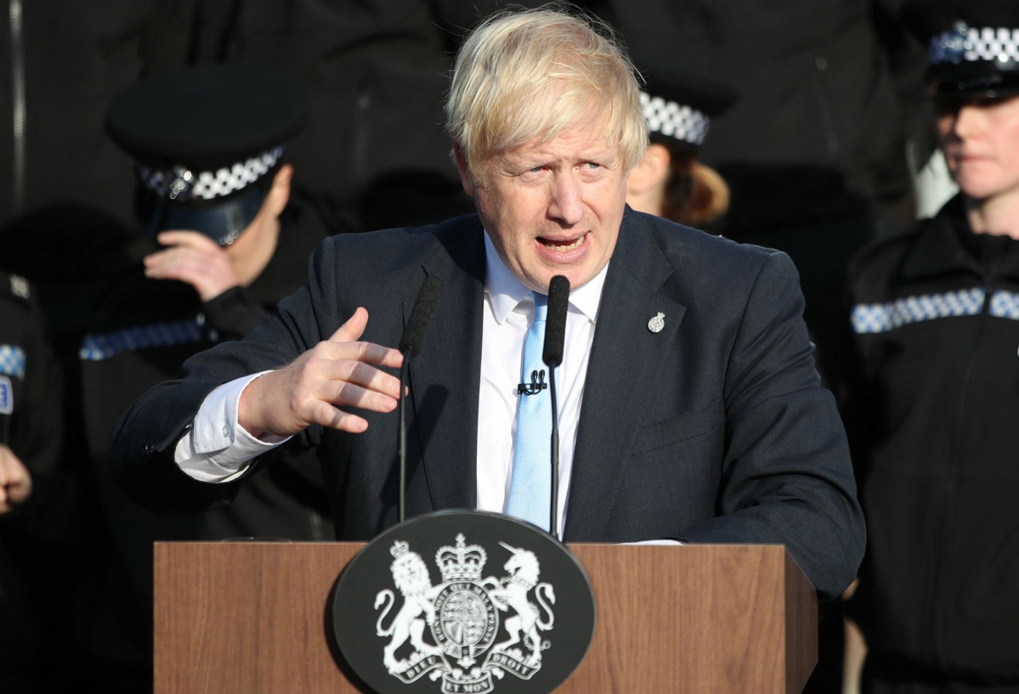 Policía casi se desmaya en discurso de Boris Johnson.
