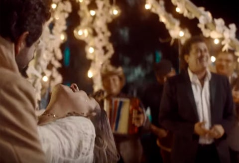 Alejandro González y Carlos Vives en el video de “Hasta Viejitos”