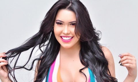 “Porque él ya me besó me probó y le gustó. Y por mi supo lo que es hacer el amor. Lo que no se cuida se llora. Entonces llore y llore señora”, dice la canción ‘Ya es mío’ de Ana del Castillo.