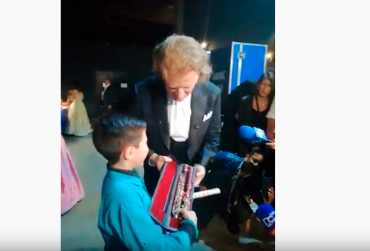 André Rieu regalándole la flauta al niño Daniel Sanabria