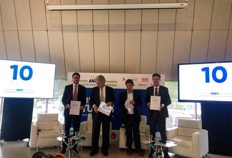 En su orden, de izquierda a derecha: Luis Felipe Torres, director ejecutivo de la Cámara de la Industria de Bebidas de la Andi. Juan Pablo Uribe, ministro de Salud. Bruce Mac Master, presidente de la Andi. Roberto E Montoya, presidente Icontec