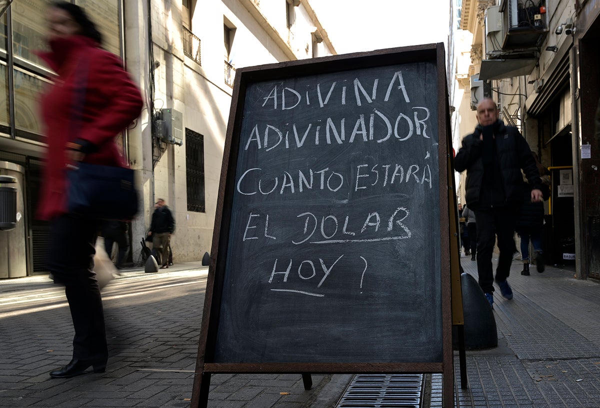 El anuncio de una casa de cambio en Buenos Aires (Argentina)